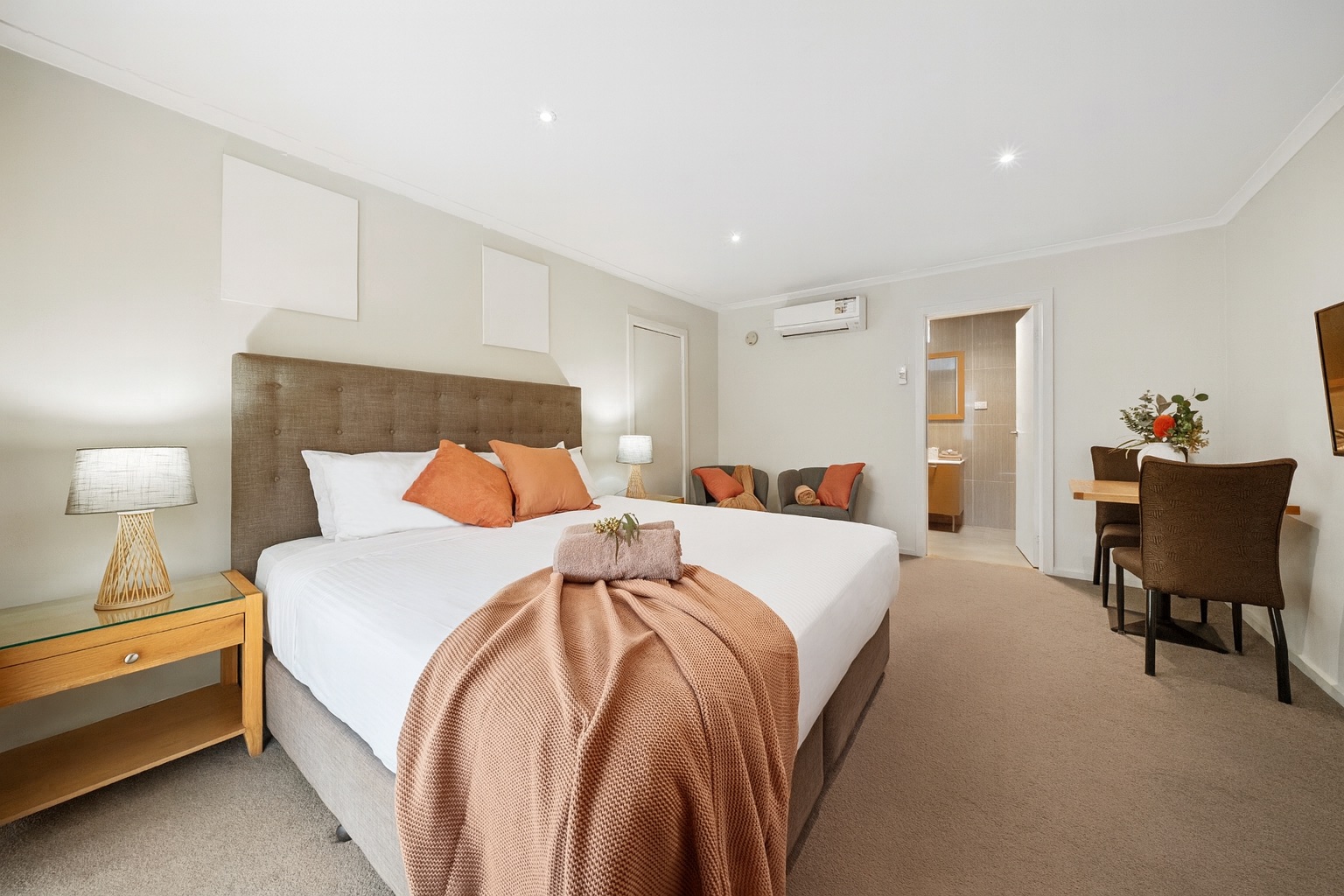 Bedroom at New Crossing Place Motel & Apartments